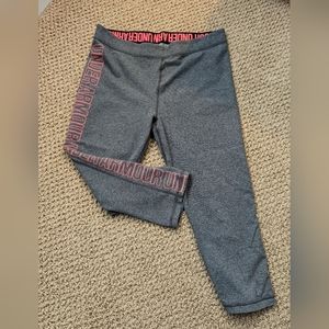 Under Armour women's large capri yoga pant, fits snug